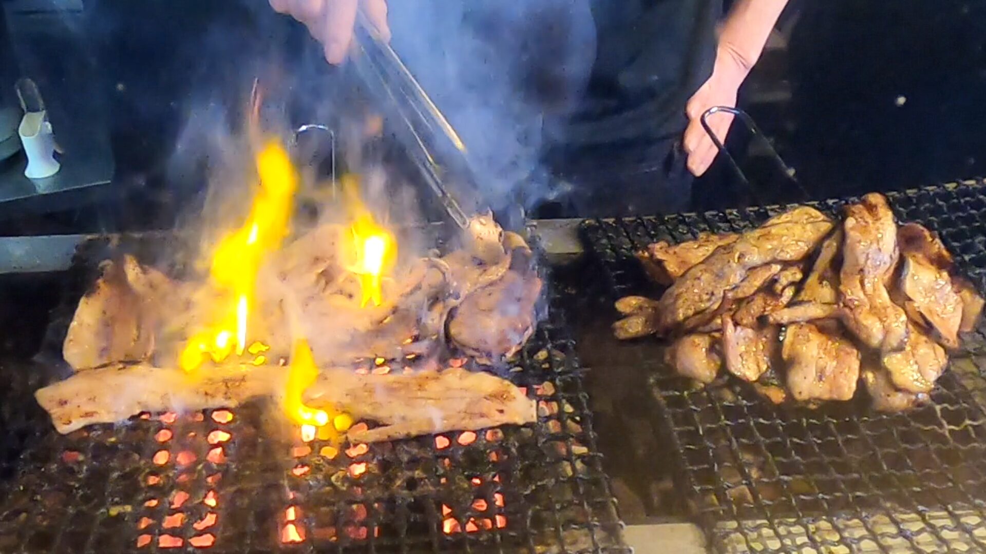 炭火で豚肉焼いてます